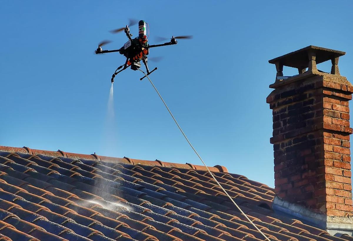 Démoussage de toiture en tuiles par drone